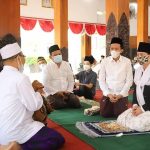 Digelar Terbatas, Bupati Nur Arifin, Wabup Syah, dan Sekda Joko Irianto Shalat Ied di Pendhapa