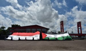 ACT Sumsel Kibarkan Bendera Palestina Raksasa di BKB