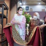 Kunjungi Kriya Sriwijaya, Menteri PPPA Kagum Keindahan Kain Sumsel