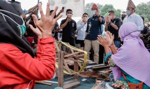 Tiba di Desa Burai, Menparekraf Sandiaga Uno Disambut Nyanyian Warga