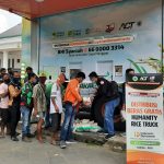 Mangkal di Masjid Agung, Truk Beras Raksasa ACT Curi Perhatian Warga Palembang