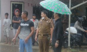 Walikota Palembang Mengatur Lalin Saat Pohon Tumbang, Rifandi Putra Sekcam Kertapati Ikut Mendampingi. Foto : Noto