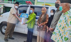 Foto: Ketua DPRD Sumsel, Hj RA Anita Noeringhati SH MH menyaksikan penyerahan CSR Ambulan oleh Dirut Pusri ke Pesantren Al Ittifaqiyah Indralaya OI beberapa waktu lalu