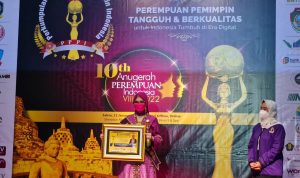 Ketua DPRD Sumsel, Hj RA Anita Noeringhati SH MH meraih anugerah Perempuan Indonesia (API) VIII tahun 2022. Foto : Noto