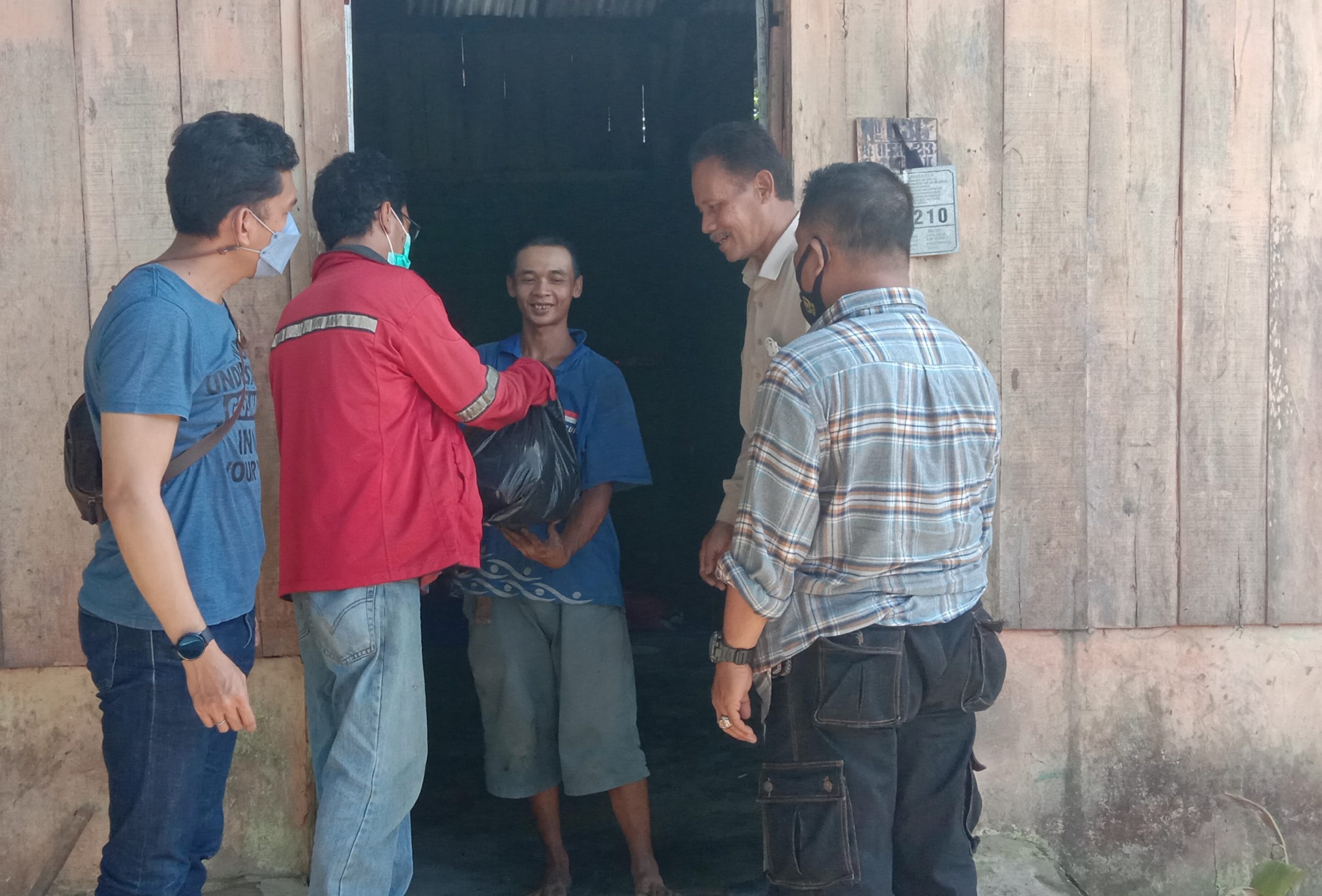 Para Mimin Berikan Bantuan Di Dampingi oleh Ketua RT 34 Dan Pihak Kecamatan kemuning. Sabtu, (8/1/2022) siang, Foto : Noto