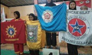 Atlit Pencak Silat Mts Azizah sungai dua saat naik ke podium. Foto : Noto
