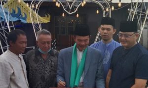 Walikota Palembang Harnojoyo Menandatangani Prasasti Dapur Cinta Musi 4 di Dampingi oleh Sekcam Seberang Ulu Dua Septa Marus sekaligus Inisiator. Foto : Noto