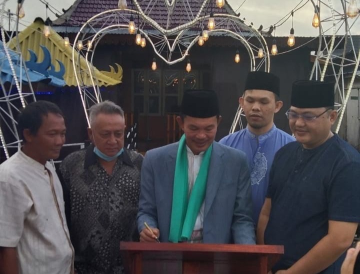 Walikota Palembang Harnojoyo Menandatangani Prasasti Dapur Cinta Musi 4 di Dampingi oleh Sekcam Seberang Ulu Dua Septa Marus sekaligus Inisiator. Foto : Noto