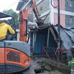 Sat Pol PP Bongkar Bangunan Liar di Jalur Wisata Sungai Sekanak Lambidaro