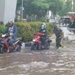Jalan Tergenang Saat Hujan Dini Hari, Satgas Banjir Kodim 0418 Palembang ‘Mengaspal’
