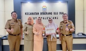 Camat Seberang Ulu Dua H. Purba Sanjaya, S.STP., melalui Sekretaris Camat Septa Marus Eka Putra, SH.,MH, Foto : Noto