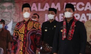 Bupati Banyuasin Askolani Jasi dan Ketua DPRD Banyuasin Irian Setiawan Hadiri Pelantikan Kepala Desa Terpilih di Kecamatan Rambutan. Foto : Noto