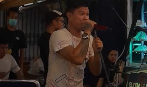 Andika Mahesa Saat Performance di Trading Cafe. Selasa (15/2/2022) Foto. WAW / Nto