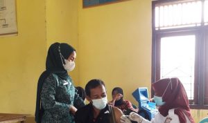 Ketua TP PKK Desa Pulau Parang Krisna Novi Mustofa Saat Melaksanakan Kegiatan Vaksinasi di Balai Desa Pulau Parang. Foto : WAW/Nto