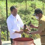 Simbol Keberagaman, Herman Deru Berikan Presiden Jokowi Air dan Tanah dari Bumi Sriwijaya