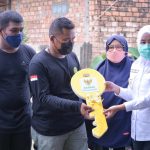 Wawako Serahkan Kunci Rumah Renovasi di 16 Ulu