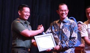 Dandim 0418/Palembang Letkol Inf Sumarlin Marzuki Terima Penghargaan Dari Walikota Palembang