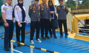 Iwan Gunawan Kepala UPTD Pelabuhan TAA (Tengah Kacamata Hitam) Foto : WAWBERITA