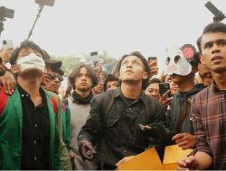 Viral! Jefri Nichol Ikut Demo Tolak Pengesahan UU Cipta Kerja, Lempar Tikus Hingga Payung Hitam Tanda Berduka