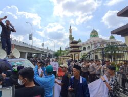 Massa Minta Polda Sumsel Periksa PT Andira Agro TBK