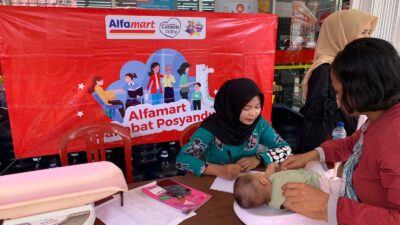 10.000 Ibu dan Balita Ikuti Posyandu Kolaborasi Alfamart dan Cussons Indonesia