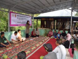 Politisi Gerindra Siti Nurizka Serahkan Bantuan Benih ikan dengan Kelompok Tani di Karya Jaya