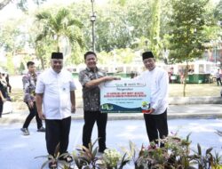 Gubernur Herman Deru Serahkan Bantuan 10 Unit Mart-Booth 