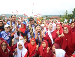 Herman Deru Harapkan Lomba Panjat Pinang Sumeks Dapat Digelar Setiap Tahun