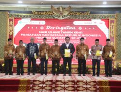 Herman Deru Dianugerahi Piagam Tanda Penghargaan Wredatama Nugraha Utama oleh PB PWRI Pusat