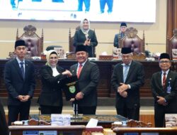 Gubernur  Herman Deru dan Ketua DPRD Sumsel Tandatangani  Keputusan Bersama Raperda DPRD Ta 2024