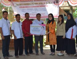 Srikandi Gerindra Siti Nurizka Bagikan Benih Ikan dengan Kelompok Tani di Desa Sidomulyo