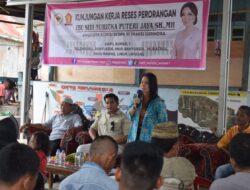 Datangi Kampung Nelayan di Keramasan, Srikandi Gerindra Siti Nurizka Bagikan Sembako kepada Warga