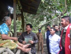 Gubernur Herman Deru Dampingi Menteri ATR/BPN, Door to Door Bagikan Sertifikat Lahan Untuk 762 KK Suku Anak Dalam di Muratara