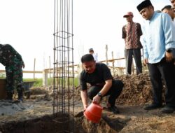 Herman Deru Letakan Batu Pertama Gedung Madrasah Aliyah Al- Minhajul Islamiyah Pulo Keto Gandus