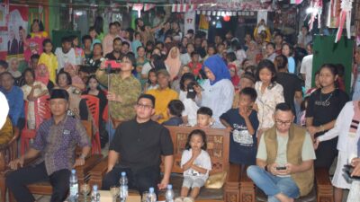 Hadiri Malam Pembagian Hadiah 17 Agustus, Srikandi Gerindra Siti Nurizka Bagikan Hadiah kepada Warga