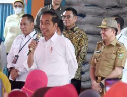 Presiden Jokowi Didampingi Pj Gubernur Agus Fatoni Tinjau Persediaan Beras dan Serahkan Bantuan Pangan di Palembang