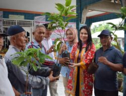 Siti Nurizka, Srikandi Gerindra Sambangi Warga di Kel Seterio Kab Banyuasin Bagikan Bibit Buah Produktif