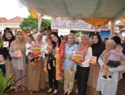 Siti Nurizka, Anggota DPR RI dari Partai Gerindra Berikan Bantuan Biskuit Balita dan Ibu Hamil