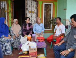 Siti Nurizka, Anggota DPR RI Fraksi Gerindra Berikan Bantuan kepada Para Korban Kebakakaran di Talang Keramat