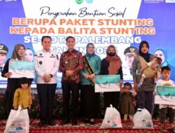 Pj Gubernur Agus Fatoni bersama Pj Walikota Palembang Kompak Bagikan Bansos untuk Anak Stunting