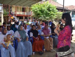 Siti Nurizka Legislator Gerindra Berikan Biskuit Balita dan Ibu Hamil