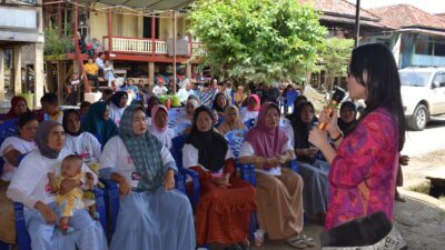 Siti Nurizka Legislator Gerindra Berikan Biskuit Balita dan Ibu Hamil