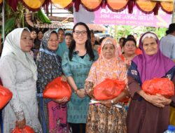 Siti Nurizka, Anggota DPR RI berikan Bantuan Sembako kepada Korban banjir di Sanga Desa