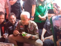 Ganjar Pranowo Nikmati Pempek Kapal Selam di Pasar 16 Ilir