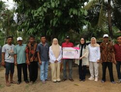Siti Nurizka, Anggota Legislatif dari Partai Gerindra Berikan Bantuan UPPO kepada Gapoktan
