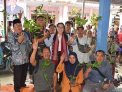 Siti Nurizka Legislator Gerindra Berikan Bantuan Bibit Buah kepada Warga di Tanjung Aman
