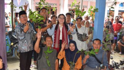 Siti Nurizka Legislator Gerindra Berikan Bantuan Bibit Buah kepada Warga di Tanjung Aman