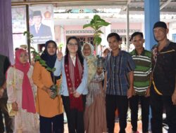 Siti Nurizka Legislator Gerindra Berikan Bantuan Bibit Buah Produktif kepada Warga di Pulau Kidak