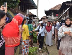Siti Nurizka, Srikandi Gerindra Serap Aspirasi Warga di Desa Muara Kulam
