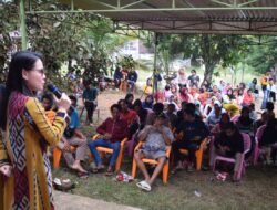 Siti Nurizka Anggota Komisi III DPR RI Berikan Bantuan Bibit Buah kepada Warga di Rupit